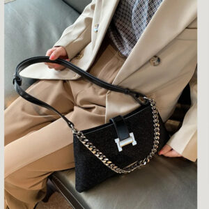 Sightly used Hermes Sleek Chain Crossbody Bag - Minimalist Design with Luxurious Feel for Versatile Use